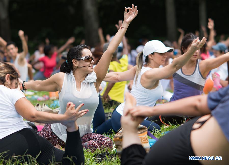People mark Int'l Yoga Day in Chacao, Venezuela - Xinhua