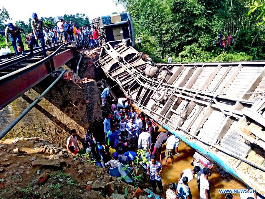 BANGLADESH-ACCIDENT-TRAIN DERAILMENT