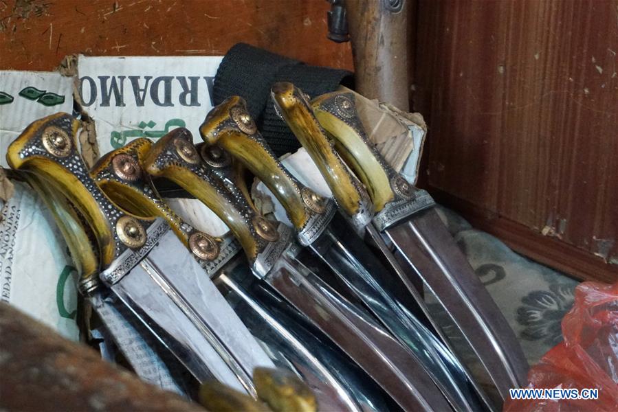 YEMEN-SANAA-HORN-HANDLE KNIFE-JAMBIYA