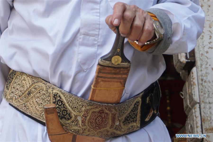 YEMEN-SANAA-HORN-HANDLE KNIFE-JAMBIYA