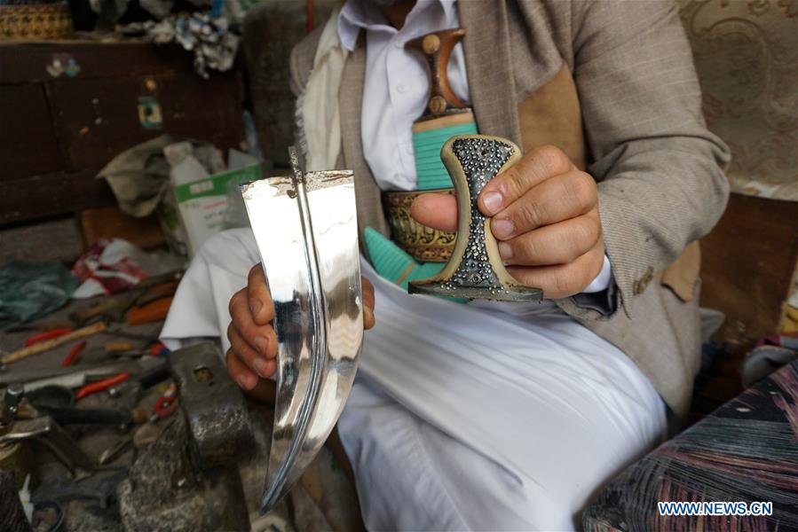 YEMEN-SANAA-HORN-HANDLE KNIFE-JAMBIYA