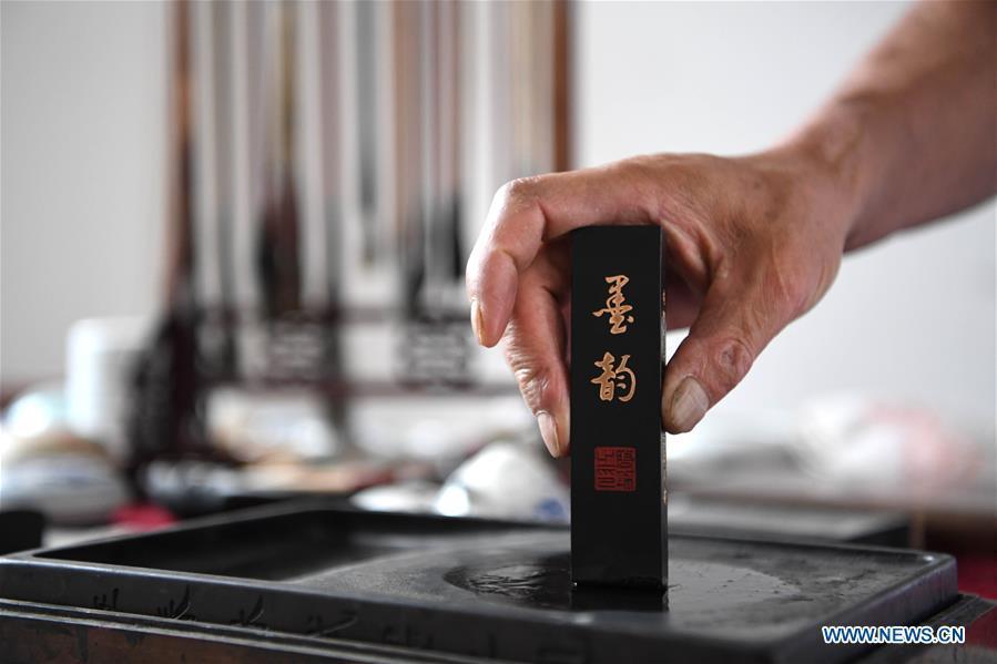 CHINA-ANHUI-TRADITIONAL HANDMADE OIL SOOT INK (CN)