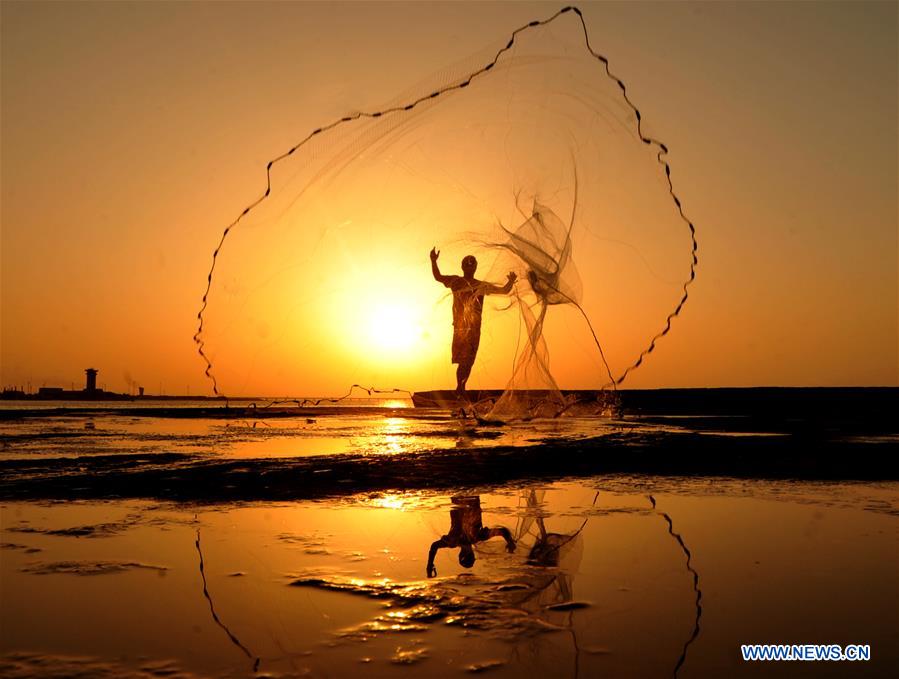 KUWAIT-KUWAIT CITY-SUNSET-FISHING