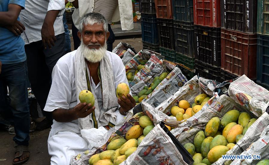 INDIA-NEW DELHI-FRUITS-ON SALE