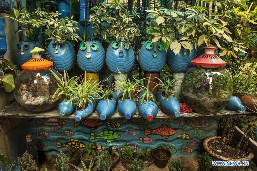 INDIA-KOLKATA-GARDEN-REUSED WASTE