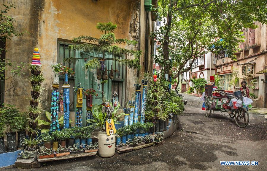 INDIA-KOLKATA-GARDEN-REUSED WASTE