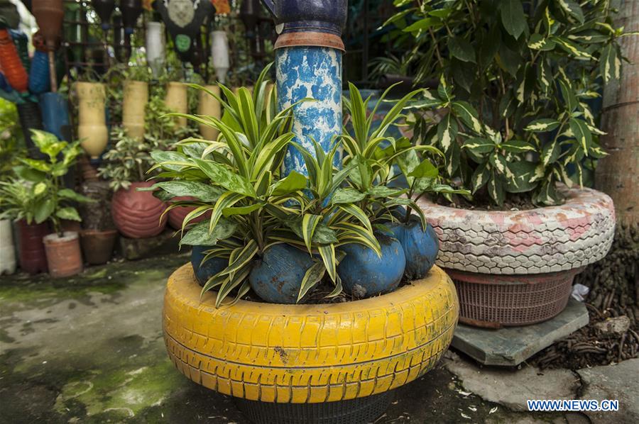 INDIA-KOLKATA-GARDEN-REUSED WASTE