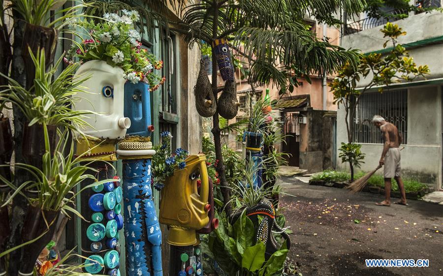 INDIA-KOLKATA-GARDEN-REUSED WASTE