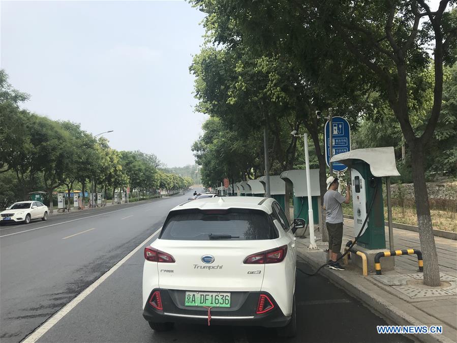 (BeijingCandid)CHINA-BEIJING-ELECTRIC VEHICLE-CHARGING (CN)