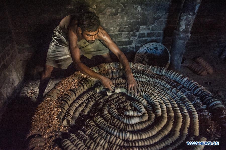 INDIA-KOLKATA-CRAFT-EARTHENWARE CUPS