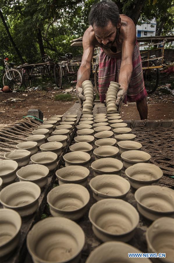 INDIA-KOLKATA-CRAFT-EARTHENWARE CUPS