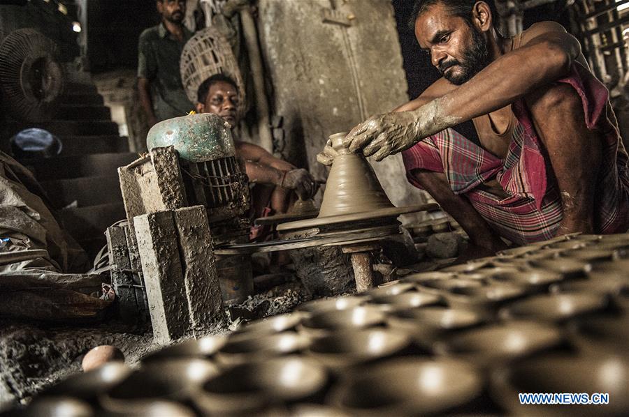 INDIA-KOLKATA-CRAFT-EARTHENWARE CUPS