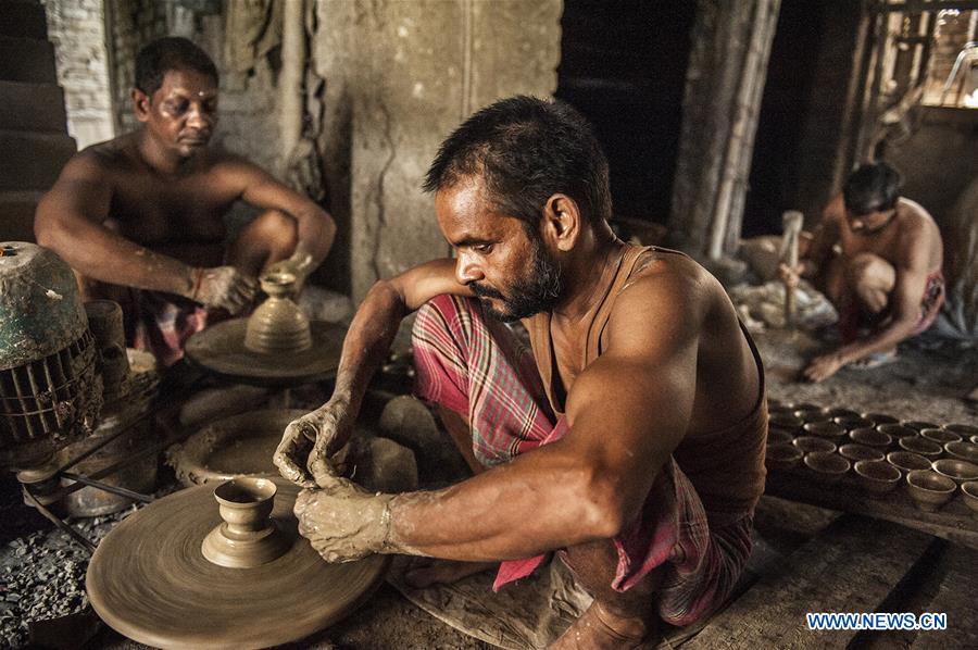 INDIA-KOLKATA-CRAFT-EARTHENWARE CUPS