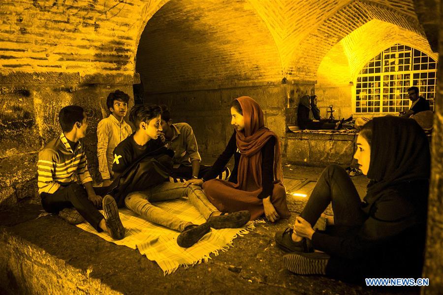 IRAN-ISFAHAN-KHAJU BRIDGE-NIGHT LIFE