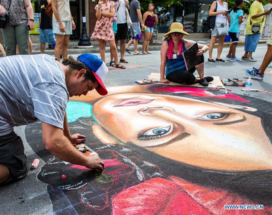 U.S.-CHICAGO-CHALK HOWARD STREET FESTIVAL