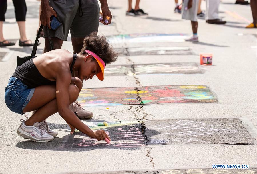 U.S.-CHICAGO-CHALK HOWARD STREET FESTIVAL