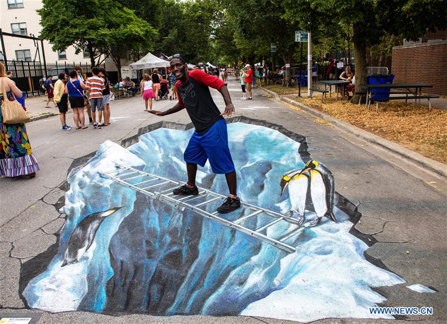 U.S.-CHICAGO-CHALK HOWARD STREET FESTIVAL