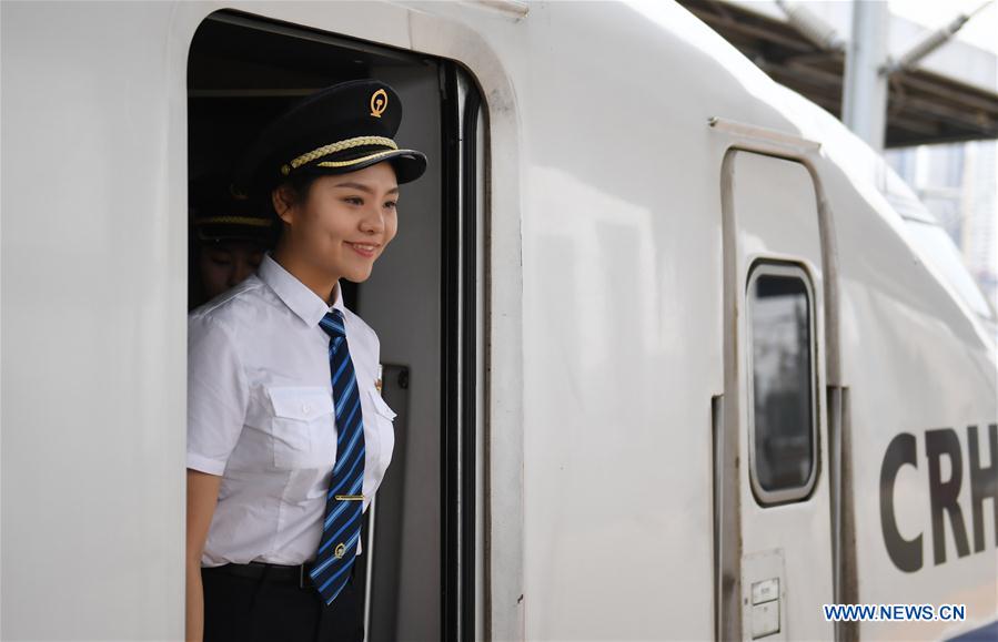 A day before the Spring Festival travel rush of a female bullet train chief  conductor - People's Daily Online