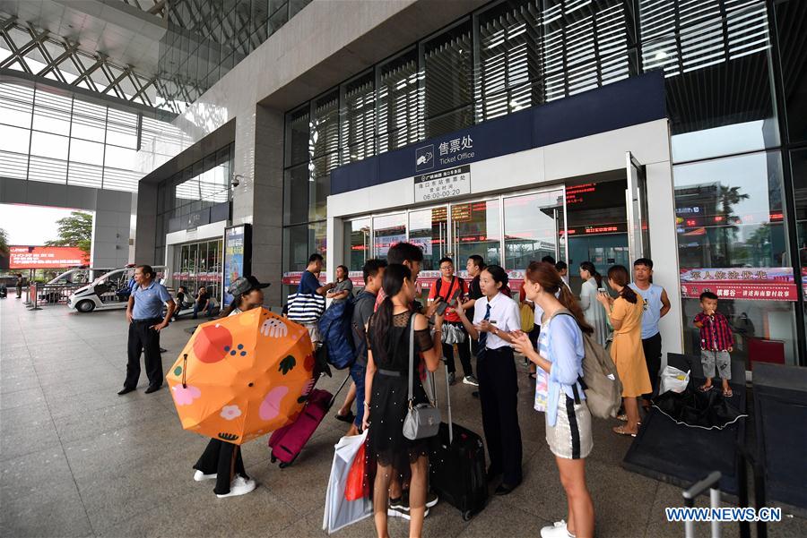 CHINA-HAINAN-TYPHOON WIPHA-LANDING (CN)