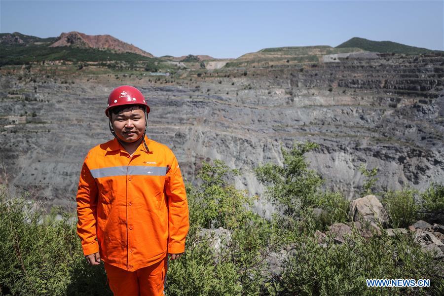 CHINA-LIAONING-ANSHAN-ANSTEEL-GENERATIONS-WORKERS (CN)