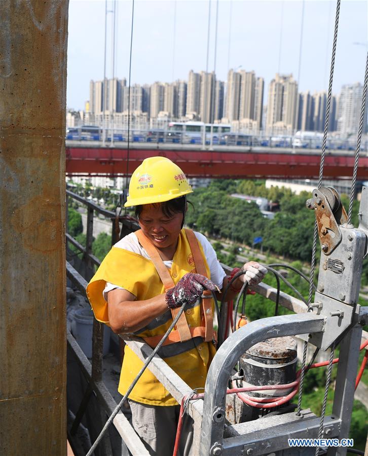 CHINA-CHONGQING-SUMMER-WORKERS (CN)
