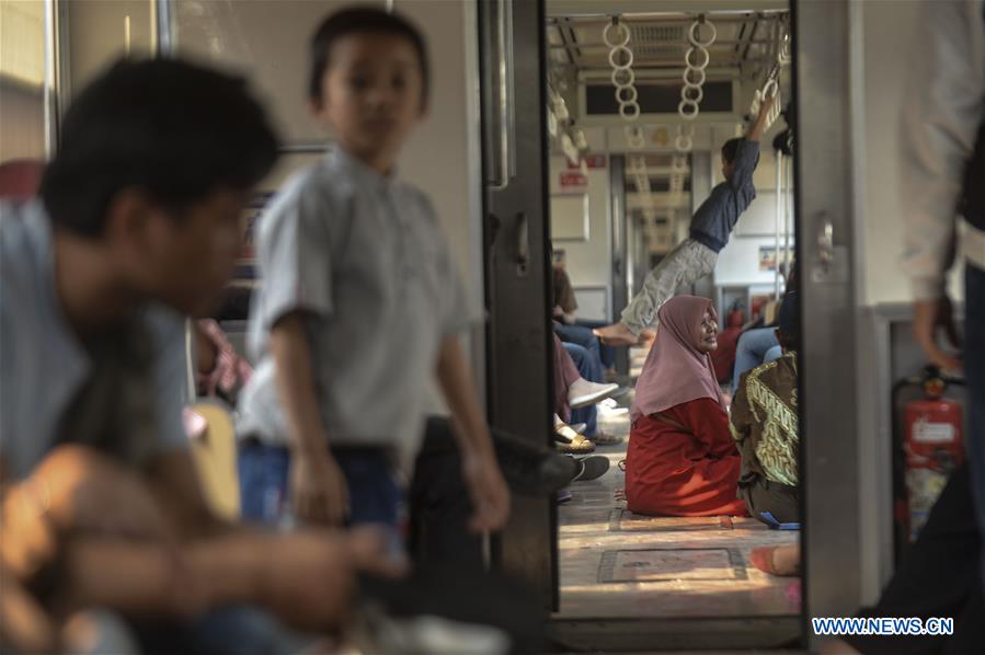 INDONESIA-SOUTH TANGERANG-BLACKOUT-COMMUTER TRAIN-PASSENGERS