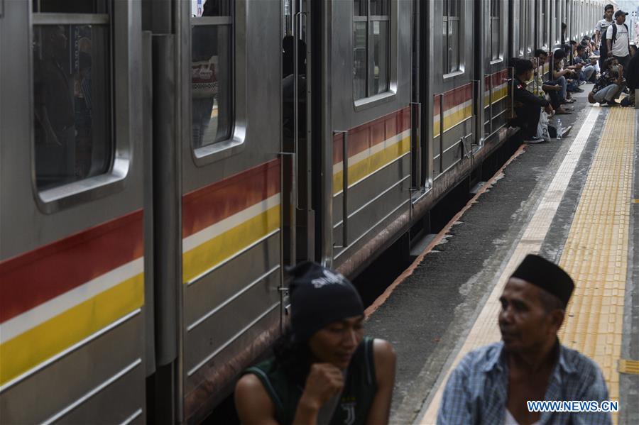INDONESIA-SOUTH TANGERANG-BLACKOUT-COMMUTER TRAIN-PASSENGERS