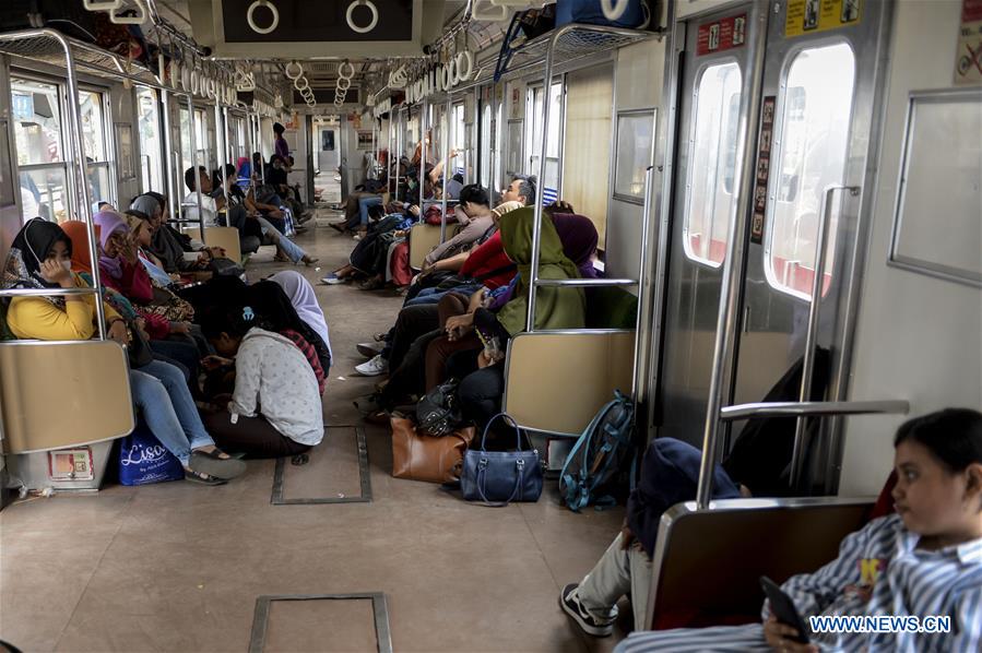 INDONESIA-SOUTH TANGERANG-BLACKOUT-COMMUTER TRAIN-PASSENGERS
