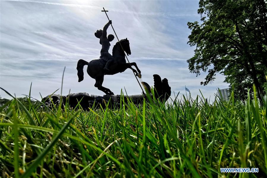 UN-NEW YORK-INF TREATY-GOOD DEFEATS EVIL-SCULPTURE