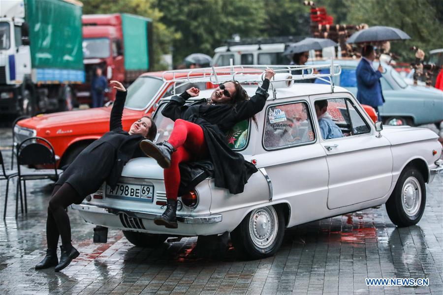 RUSSIA-MOSCOW-STREET PERFORMANCE