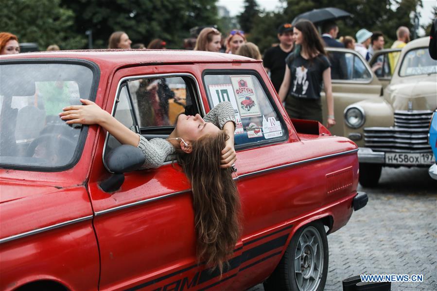 RUSSIA-MOSCOW-STREET PERFORMANCE