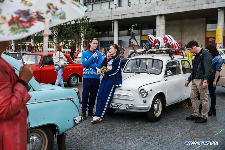 RUSSIA-MOSCOW-STREET PERFORMANCE