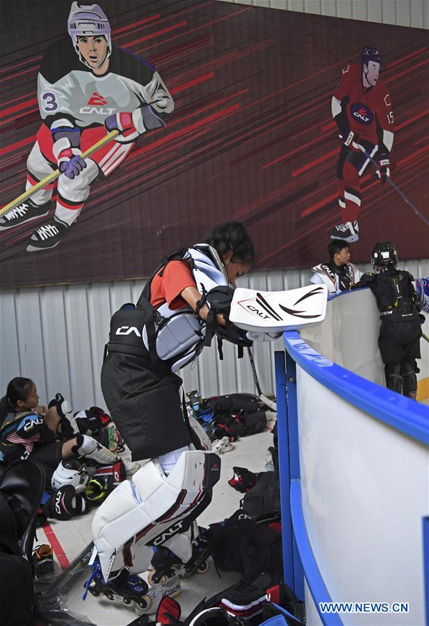 (SP)CHINA-JIANGXI-TEENAGE-ROLLER HOCKEY-ICE HOCKEY