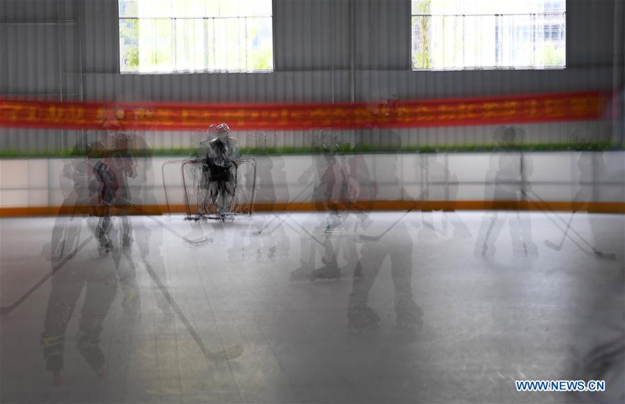 (SP)CHINA-JIANGXI-TEENAGE-ROLLER HOCKEY-ICE HOCKEY