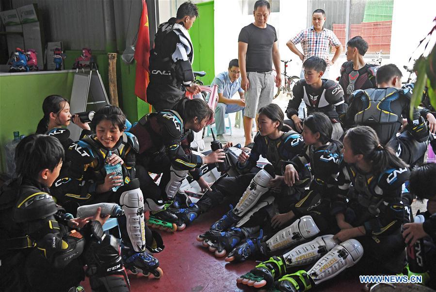 (SP)CHINA-JIANGXI-TEENAGE-ROLLER HOCKEY-ICE HOCKEY