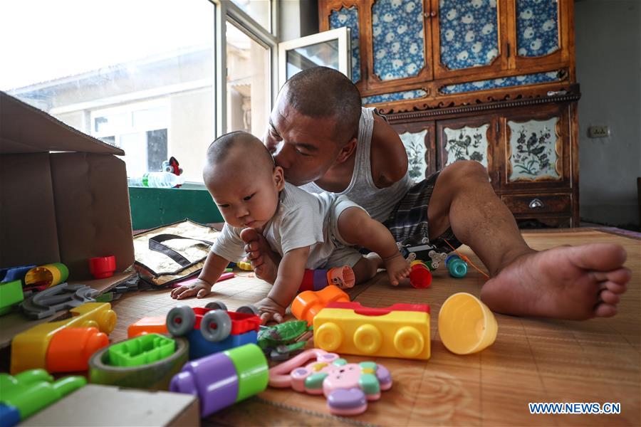 CHINA-LIAONING-CHANGTU-ARMLESS FATHER (CN)