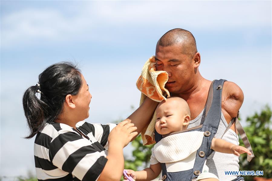 CHINA-LIAONING-CHANGTU-ARMLESS FATHER (CN)