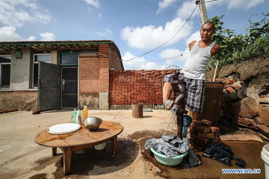 CHINA-LIAONING-CHANGTU-ARMLESS FATHER (CN)