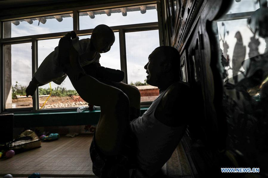 CHINA-LIAONING-CHANGTU-ARMLESS FATHER (CN)