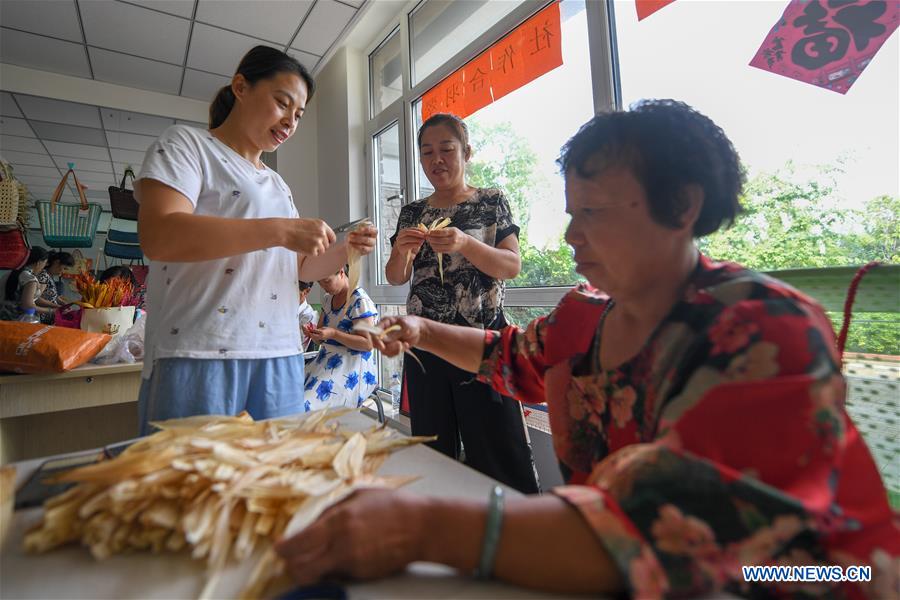 CHINA-JILIN-CHANGCHUN-RURAL WOMEN-STRAW WEAVING (CN)