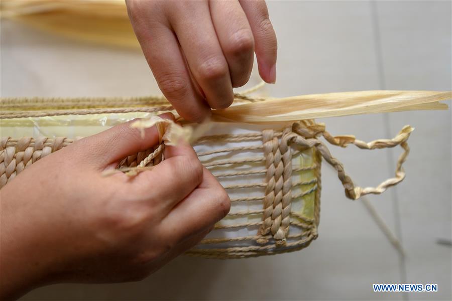 CHINA-JILIN-CHANGCHUN-RURAL WOMEN-STRAW WEAVING (CN)