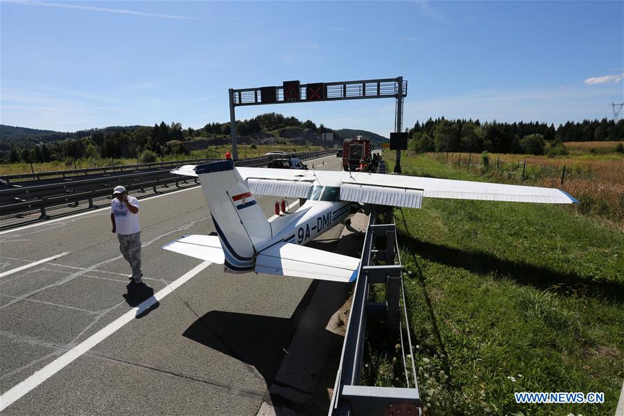 CROATIA-RAVNA GORA-AIRPLANE-EMERGENCY LANDING