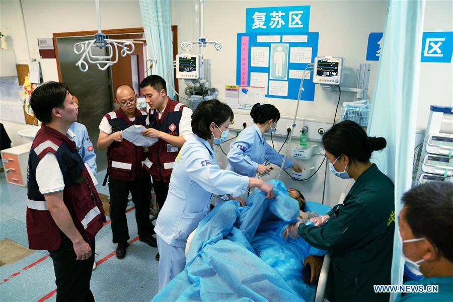 CHINA-SICHUAN-WENCHUAN-INJURED MAN-TRANSFER (CN)