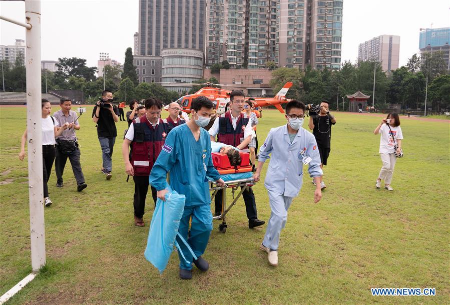 CHINA-SICHUAN-WENCHUAN-INJURED MAN-TRANSFER (CN)