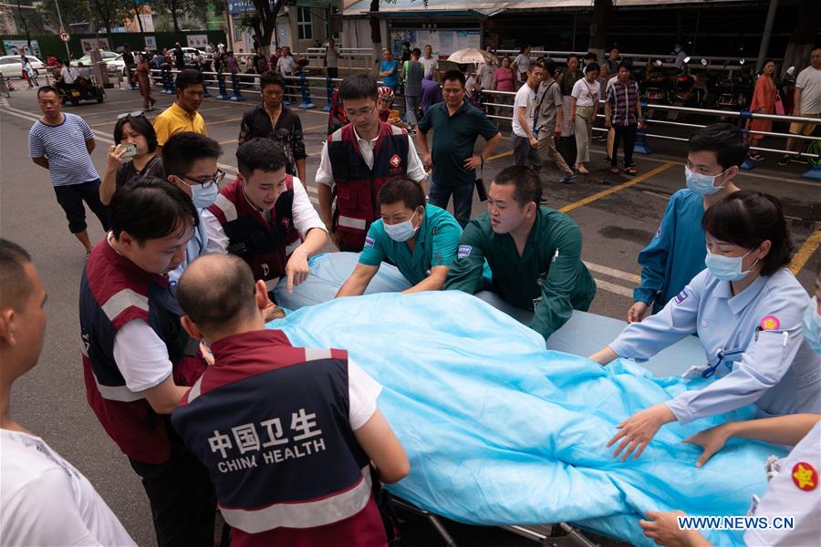 CHINA-SICHUAN-WENCHUAN-INJURED MAN-TRANSFER (CN)