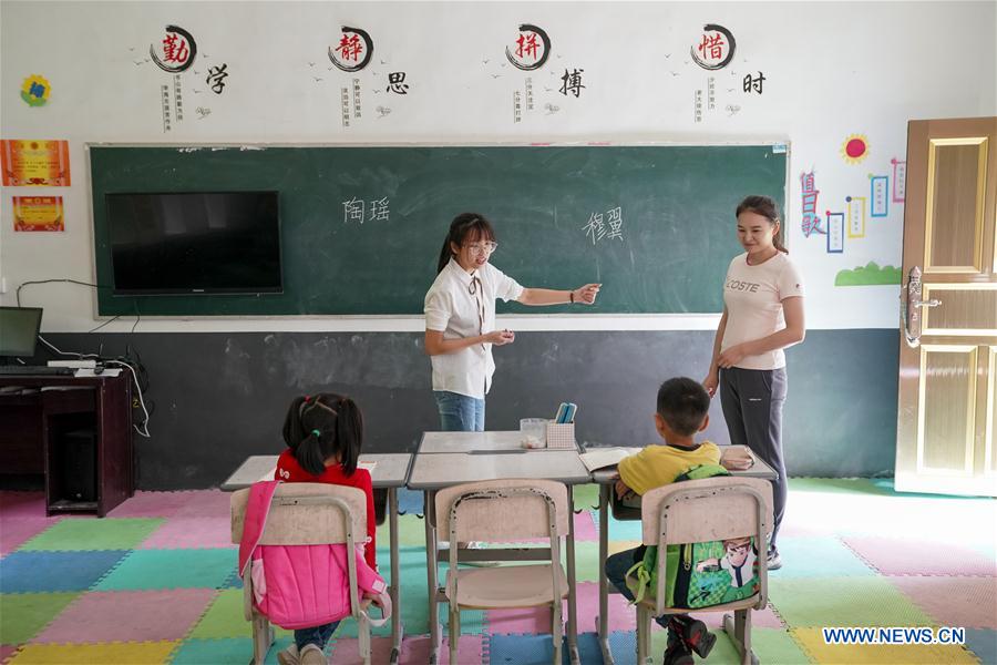 (FOCUS)CHINA-CHONGQING-VOLUNTEER TEACHER (CN)