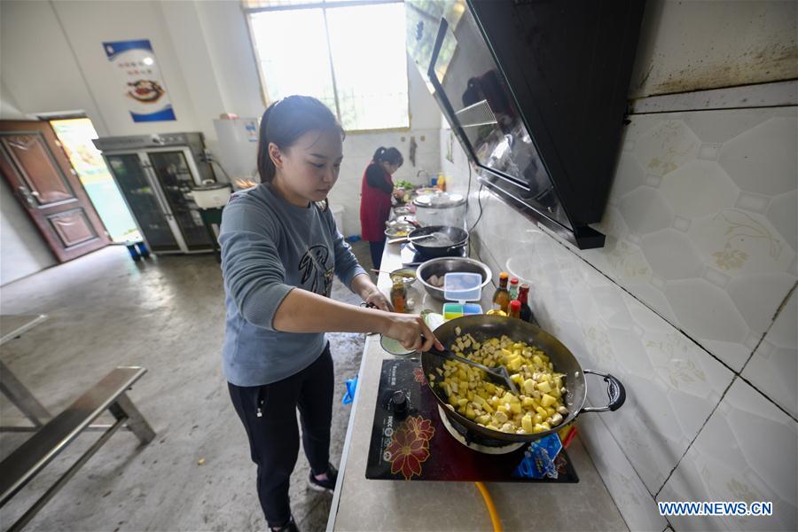 (FOCUS)CHINA-CHONGQING-VOLUNTEER TEACHER (CN)