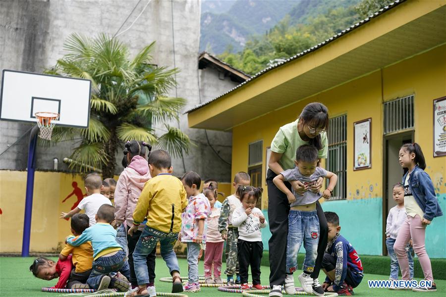 (FOCUS)CHINA-CHONGQING-VOLUNTEER TEACHER (CN)