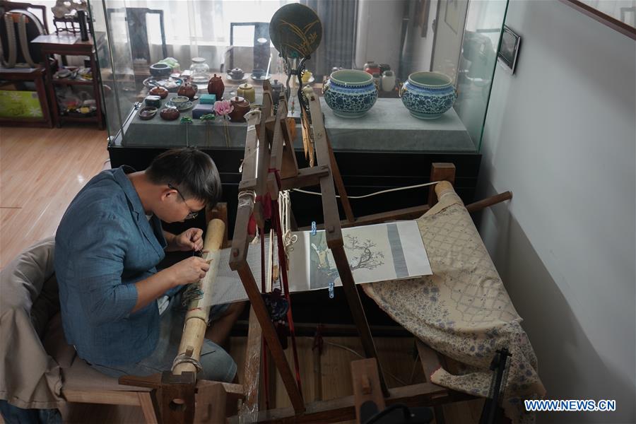 CHINA-JIANGSU-KESI-CRAFTSMAN (CN)