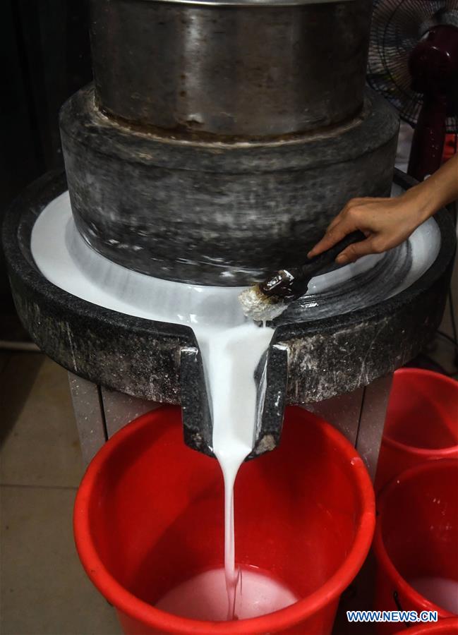 CHINA-GUANGXI-QINZHOU-SNACK-RICE ROLL (CN)